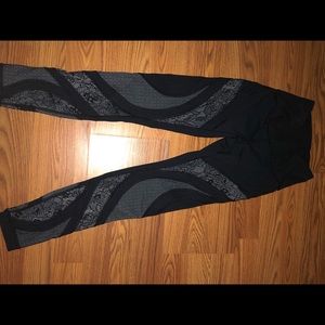 Black LULULEMON LEGGINGS